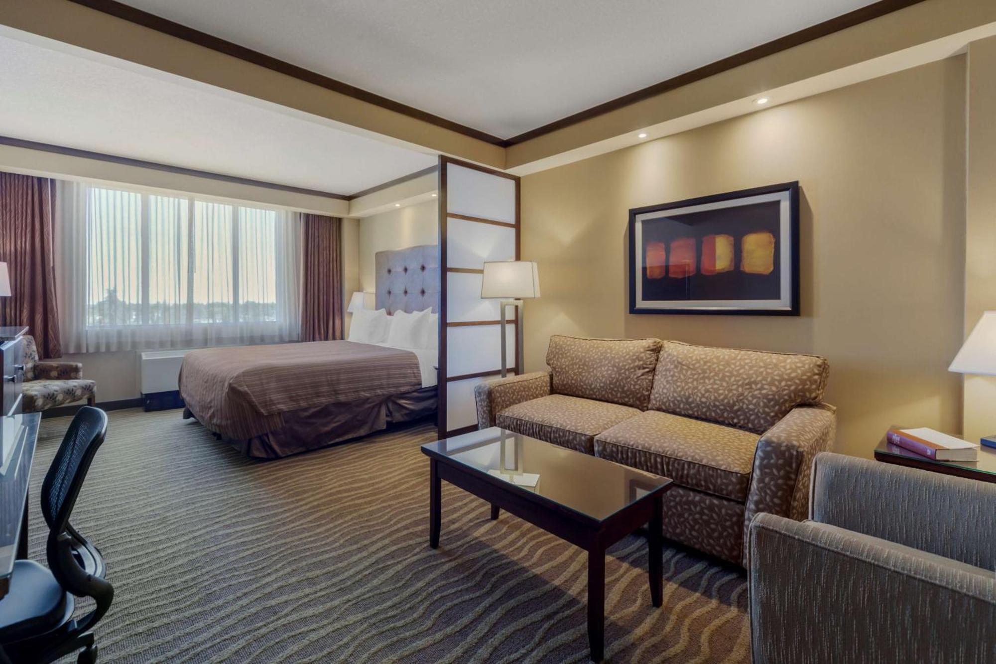 Best Western Premier Denham Inn & Suites Leduc Exterior photo
